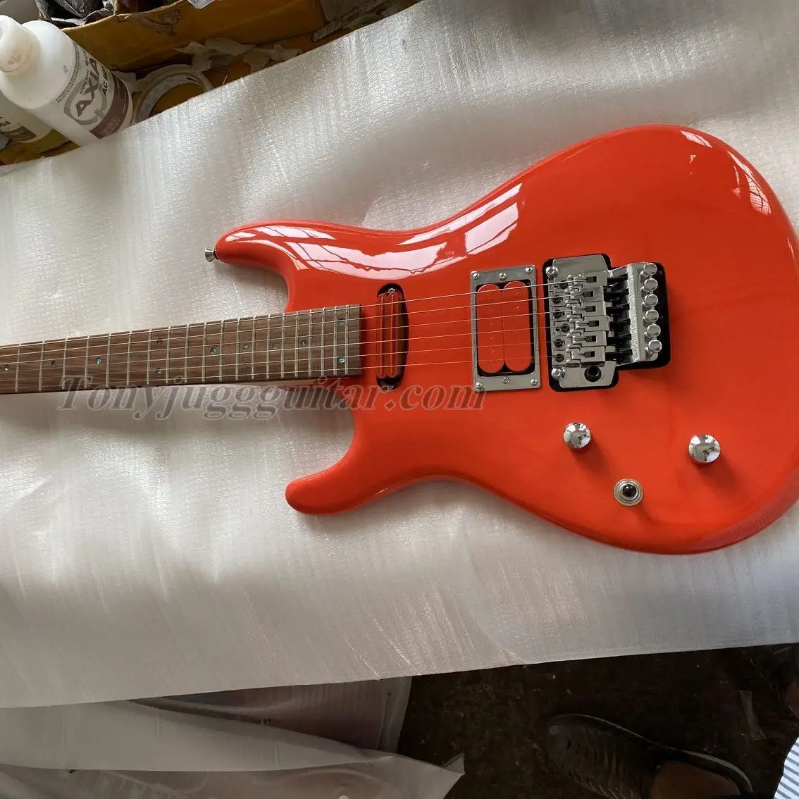 

Пользовательский магазин оранжевый (цвет) левосторонняя электрическая гитара, инкрустация в горошек, Floyd Rose Tremolo, хромированная фурнитура