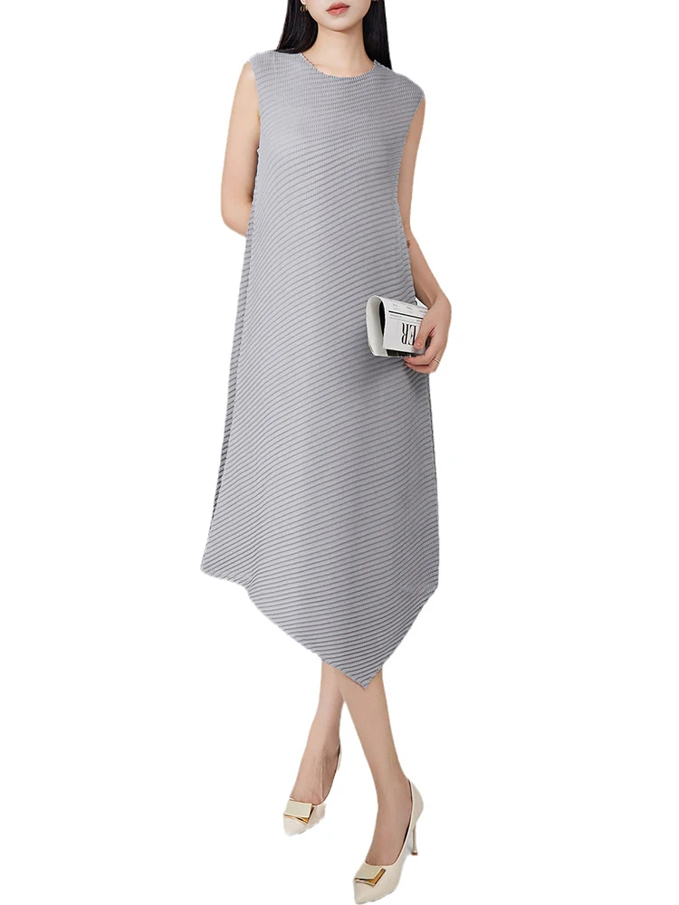 

FAVEEXPECT Summer Women's Round Neck Sleeveless Solid Color Fashion Beach Commuter Mid-Length Irregular Pleated Dress