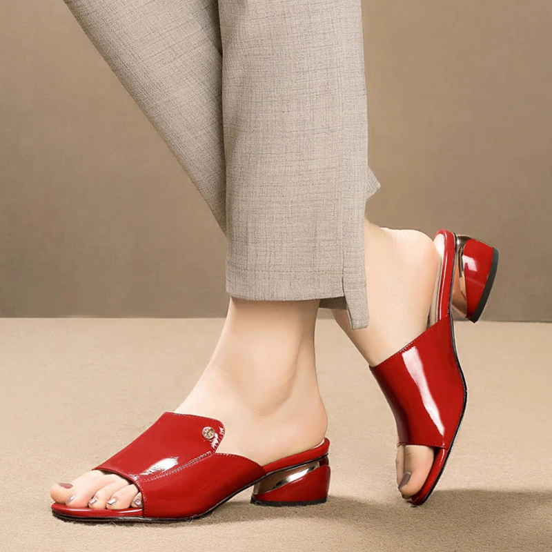 

Шлепанцы женские из лакированной кожи, пикантные сандалии на каблуке, сланцы, летняя модель