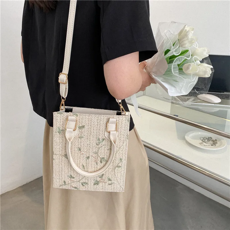 Summer Handheld Small Square Bag Women's Bag 2023 New Fashion Grass Woven Flower Shoulder Bag Westernized Casual Crossbody Bag