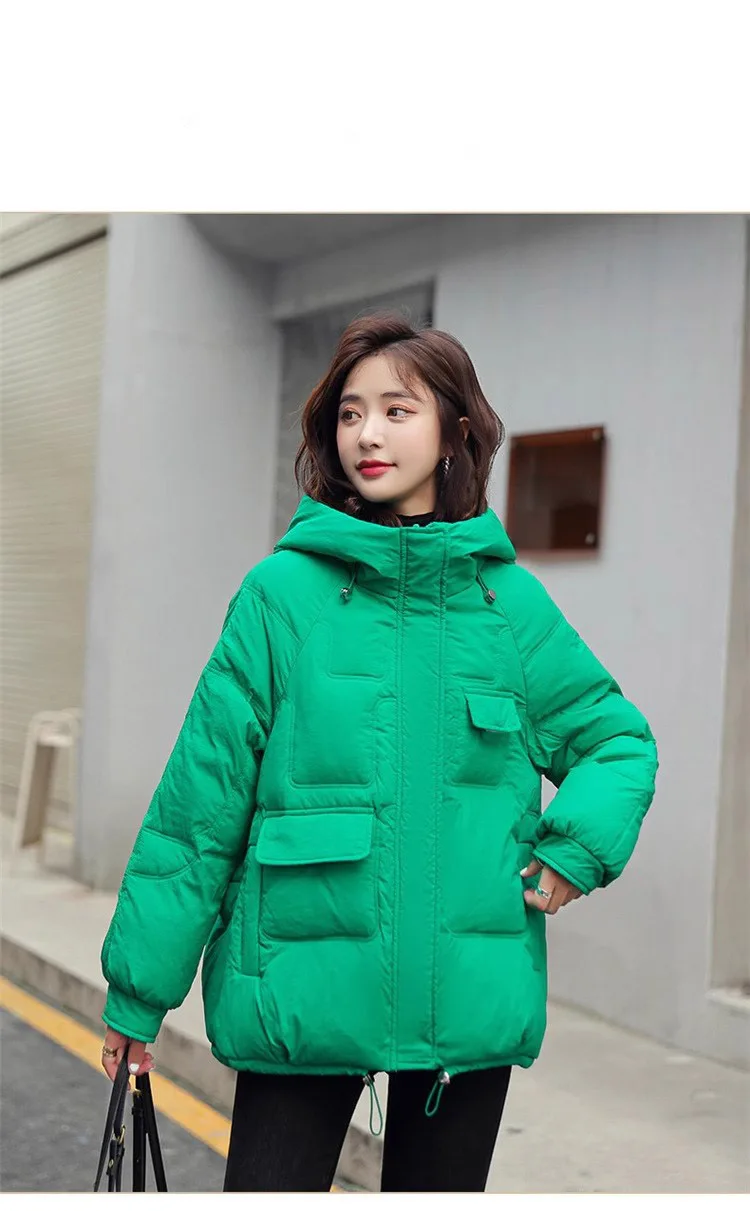 

Короткая темпераментная зимняя пуховая куртка с капюшоном 2023