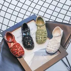 Летние сандалии для девочек из лакированной кожи, зеленые, красные, в гладиаторском стиле, с вырезами, Детские слайдеры 23-34, мягкая детская обувь