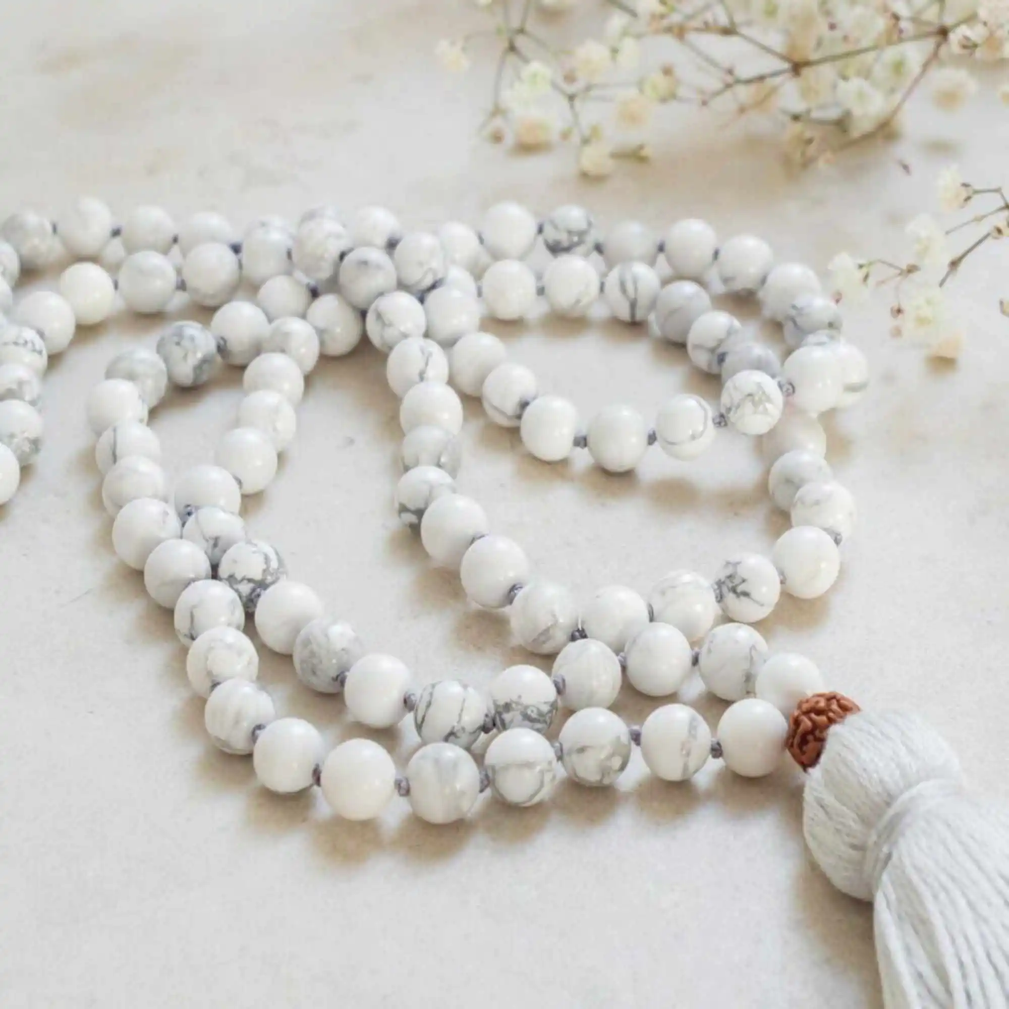 Натуральная белая круглая коричневая рудракша 8 мм 108 ожерелье с узелком дневное