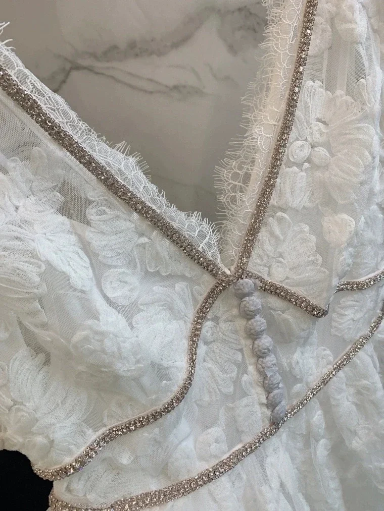 Кружевное женское белое длинное платье с бриллиантами и пышными рукавами