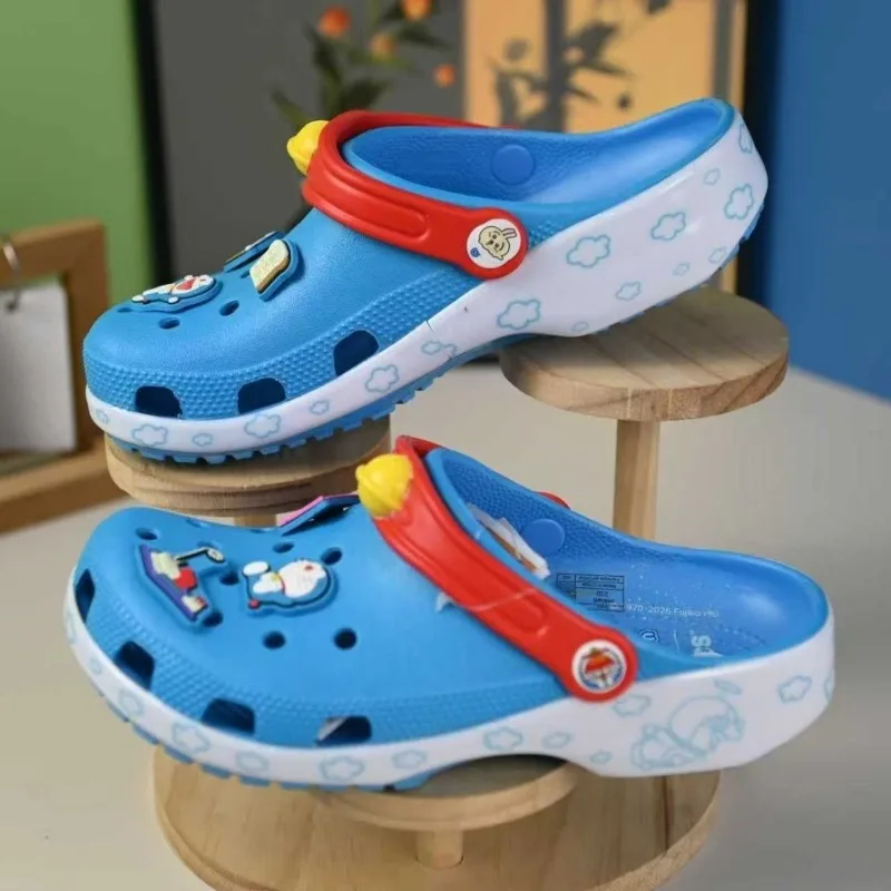 Фото Новые тапочки Doraemon: креативные, персонализированные, нескользящие, дышащие, повседневные, стильные, с мультяшным дизайном, милые, для дома и пляжа №3