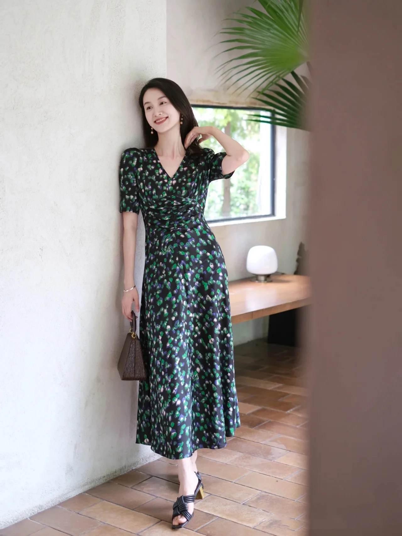 Шелковое атласное платье средней длины с V-образным вырезом и принтом UK 8-UK 14