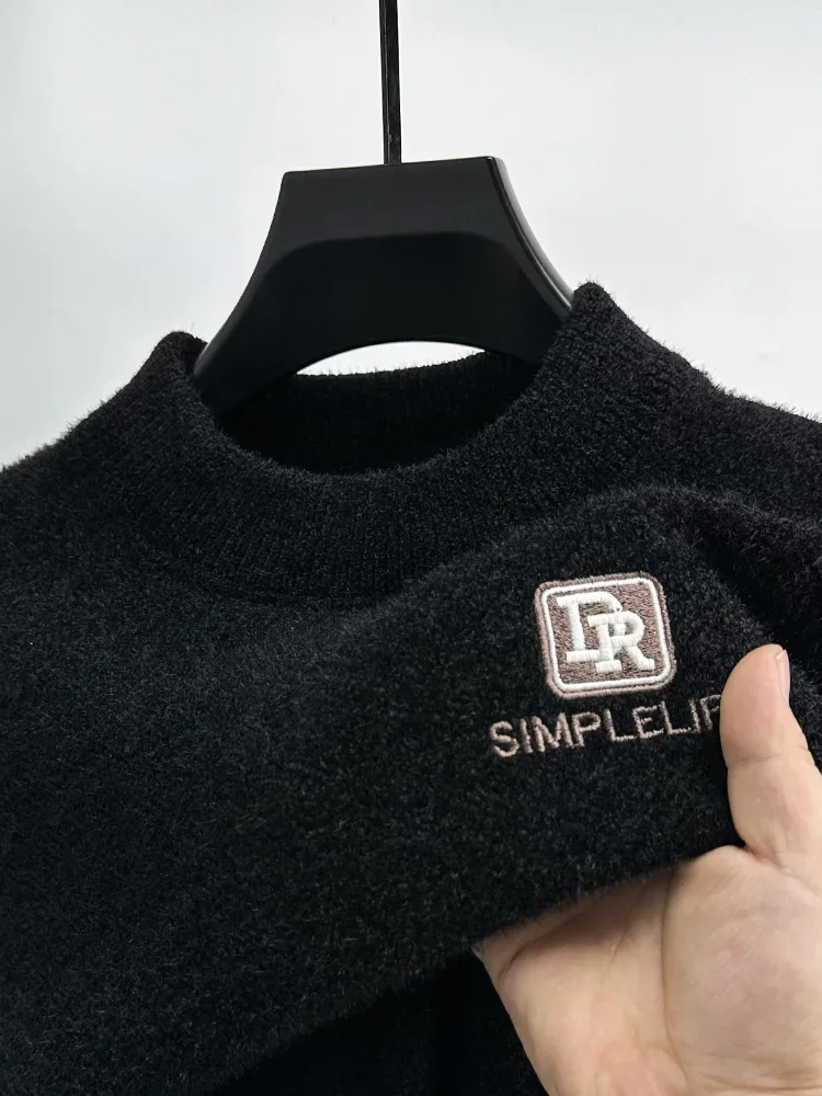 Мужской бархатный пуловер с круглым вырезом и вышивкой