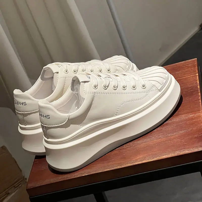 

Small white shoes Women's shoes plush 2022 autumn and winter new leisure sports shoes