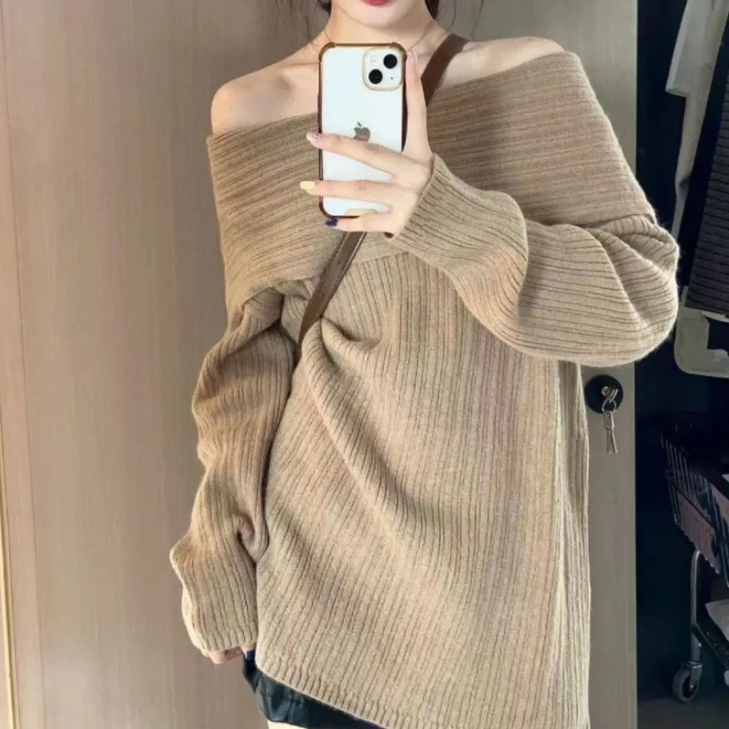 

One-shoulder sweater women's new lazy style for fall/winter 2023 wears an underpinned off-the-shoulder sweater top