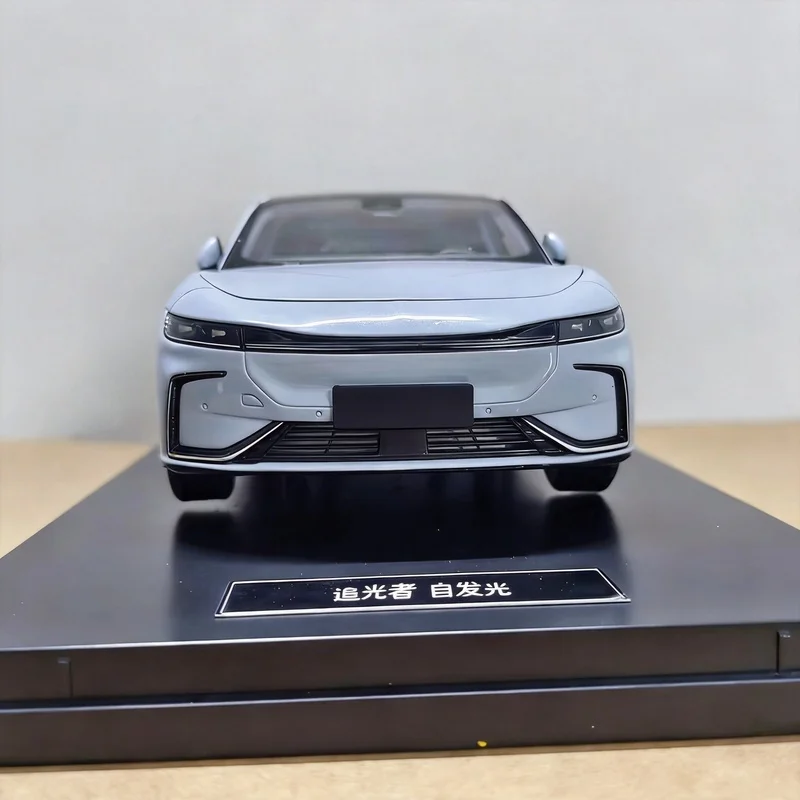 Фото Масштабная модель автомобиля Lantu Chasing Light Car VOYAH из сплава, 1:18, для коллекции №4