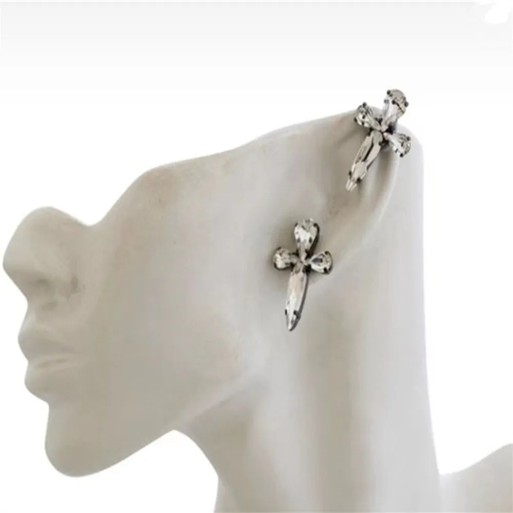 

Exquisite Rhinestone Water Drop Stud Earrings For Women Crystal Geometric Teardrop Pendant Studs Ear Wedding Jewelry Earrings