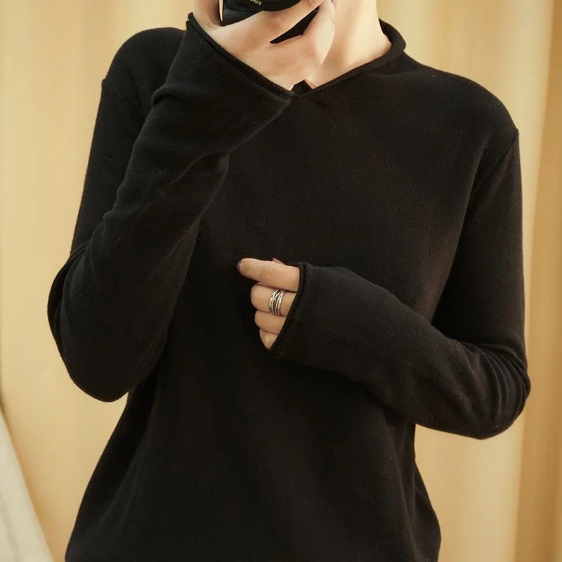 

Женский трикотажный свитер с V-образным вырезом