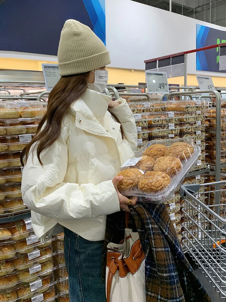 Кремово-белый короткий пуховик с воротником-стойкой женский зимний 2024 новый