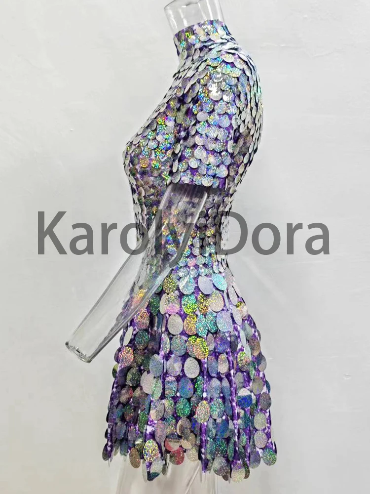 Серебристое мини-платье с блестками для танцев