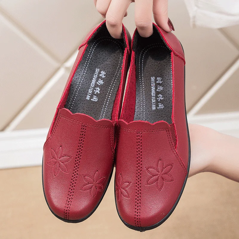 

2024 moccasin shoes for ladies soft mother faux leather flats nurses shoes womens spring casual flat loafer slip on ballet flats