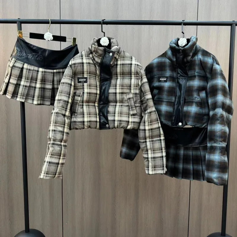 [ZOCI] Зимний пуховик с воротником-стойкой и длинными рукавами в клетку мини-юбка