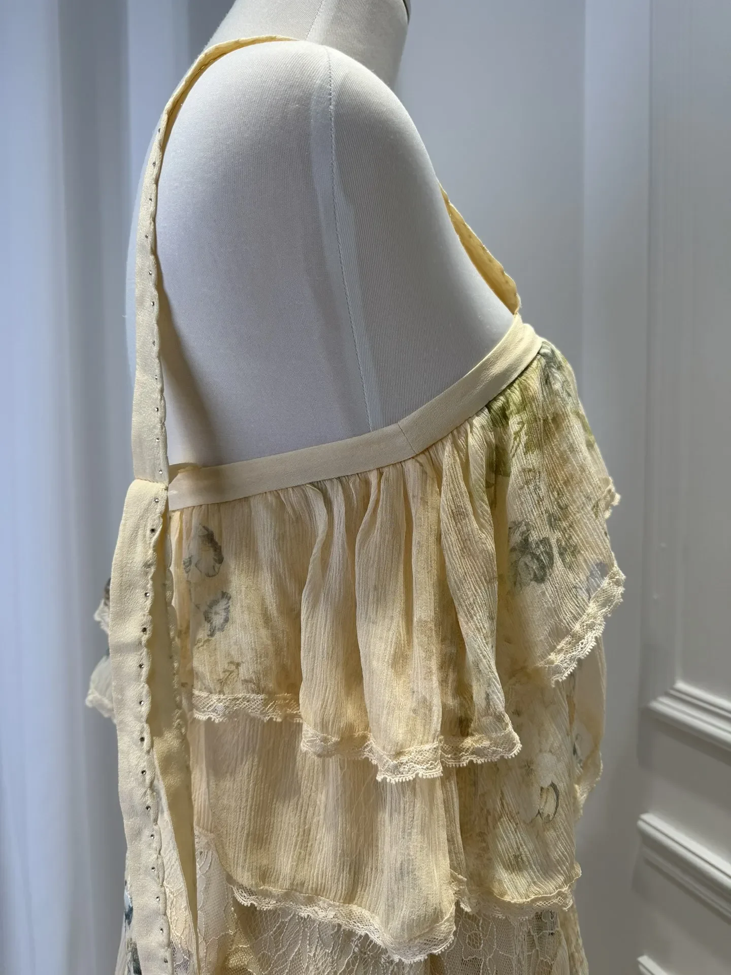 Женское шелковое платье с оборками многослойное длинное без бретелек кружевом и