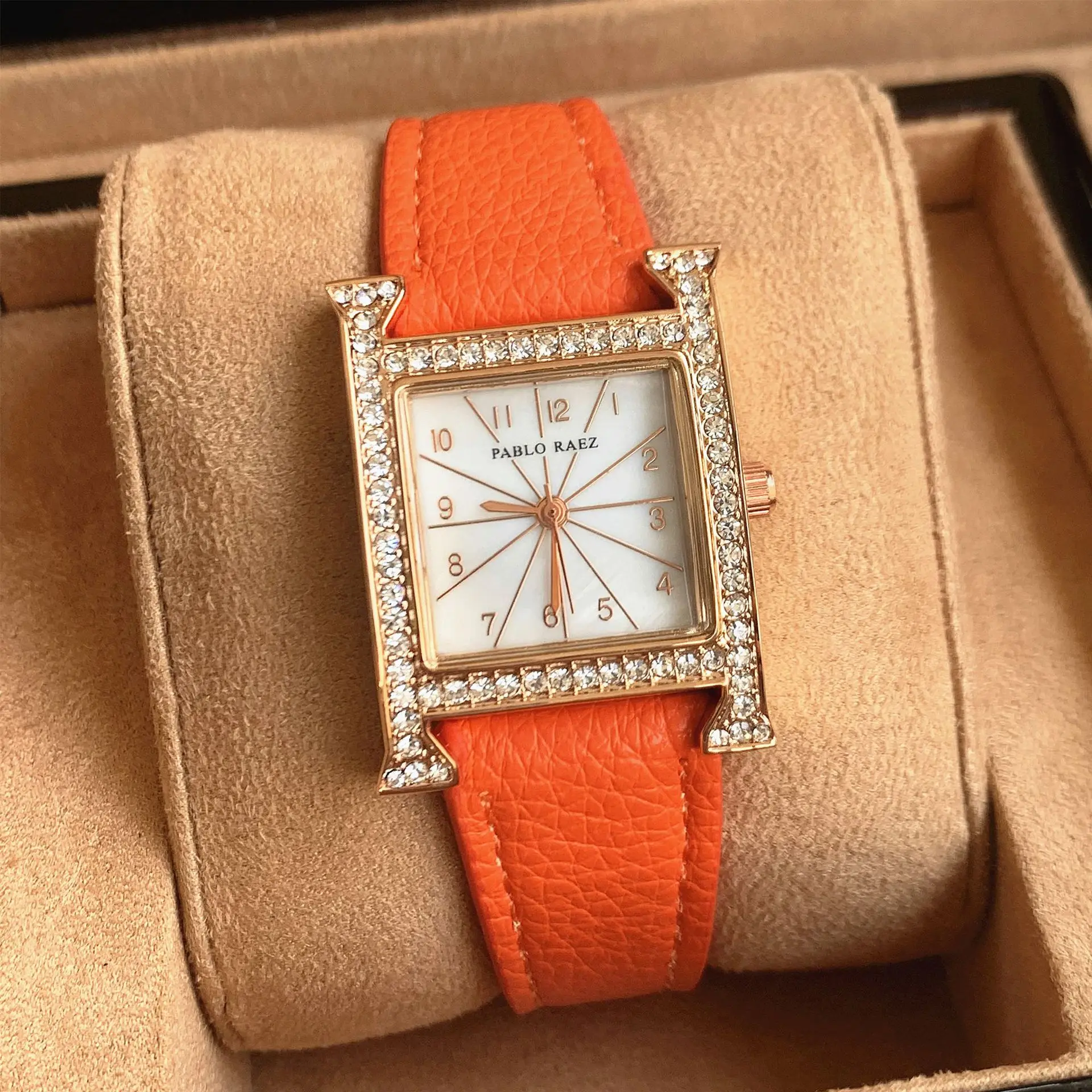 Часы UTHAI женские кварцевые с кожаным ремешком