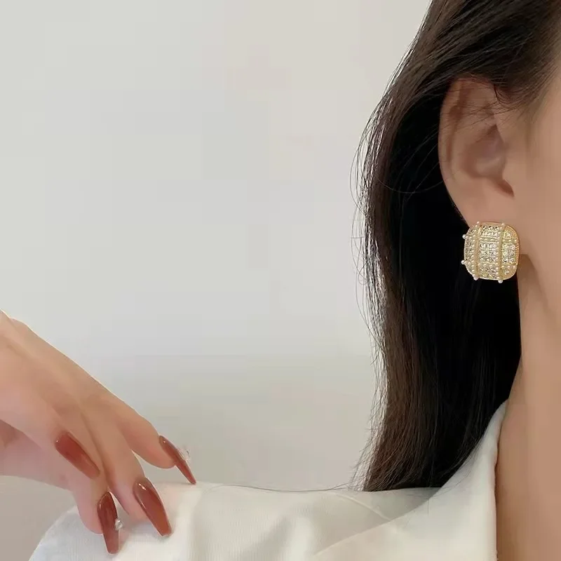 Геометрические клетчатые серьги с инкрустацией жемчугом и бриллиантами