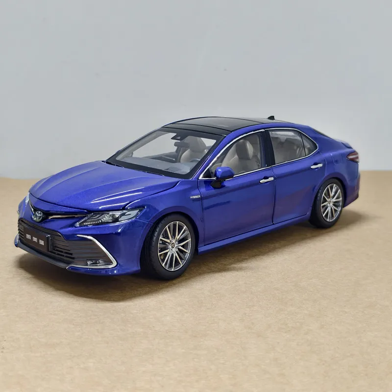 Фото Масштабная модель автомобиля Toyota Camry 8-го поколения (2018-2021) из сплава, 1:18 №3