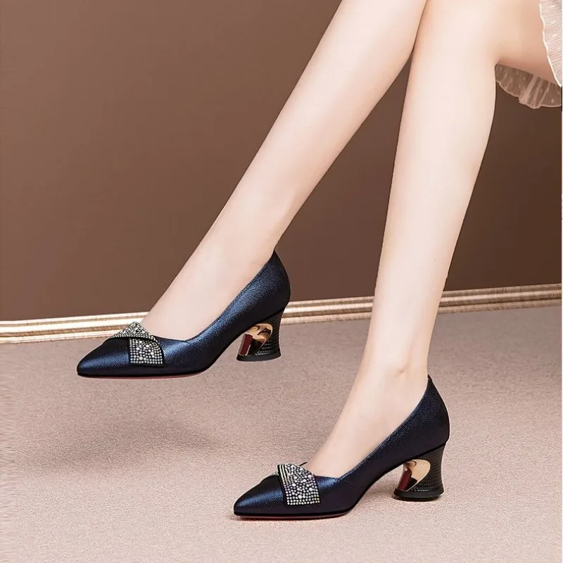 Женские туфли на массивном среднем каблуке с острым носком