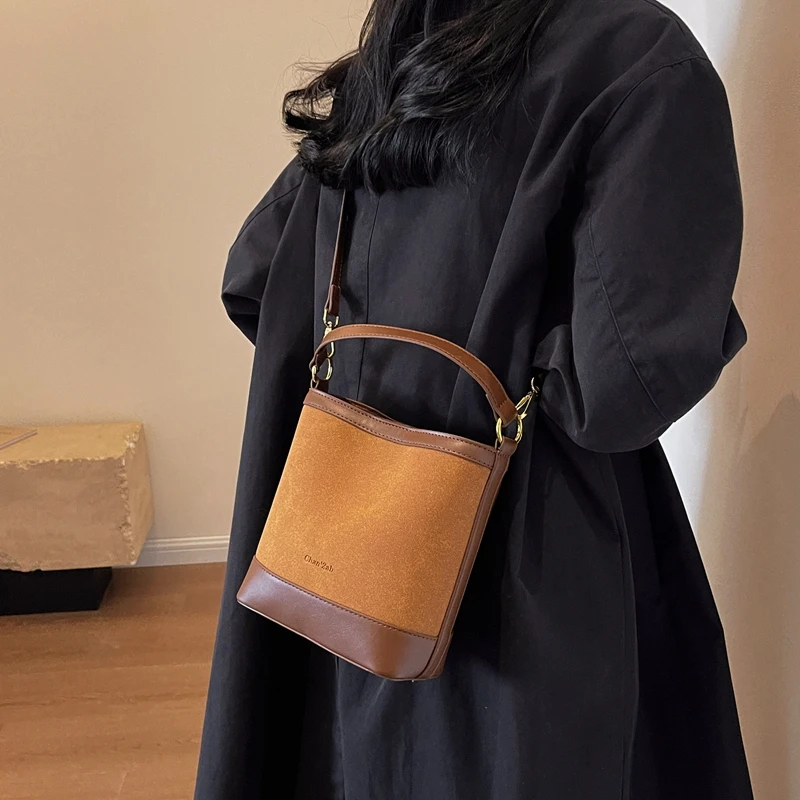 Однотонная женская сумка из искусственной кожи с резьбой