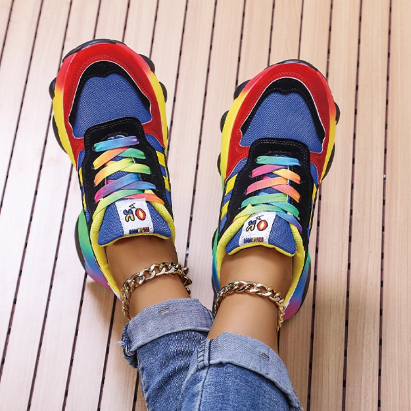 Женские кроссовки на массивной платформе