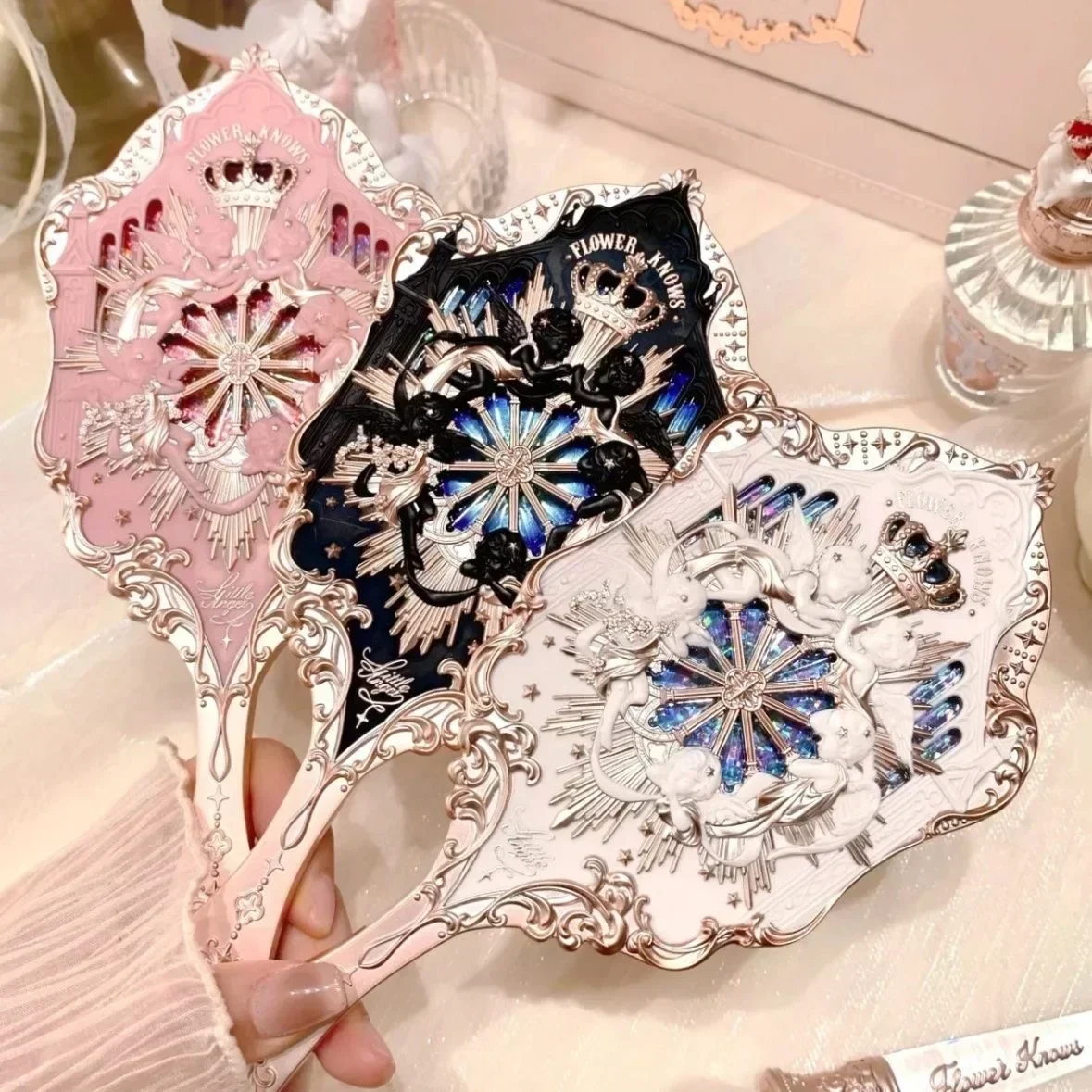 Фото Зеркало Flower Knows Moonlight Mermaid Collection Ручное зеркало Limited Белый Синий Розовый Шоколадное Зеркало Феи №2