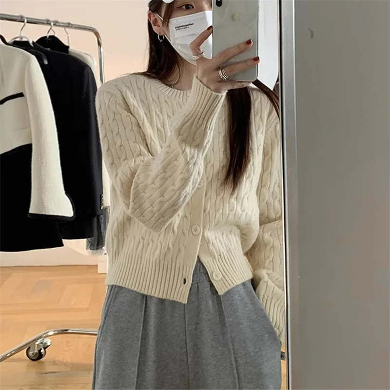 

Женский короткий вязаный кардиган с круглым вырезом и длинным рукавом