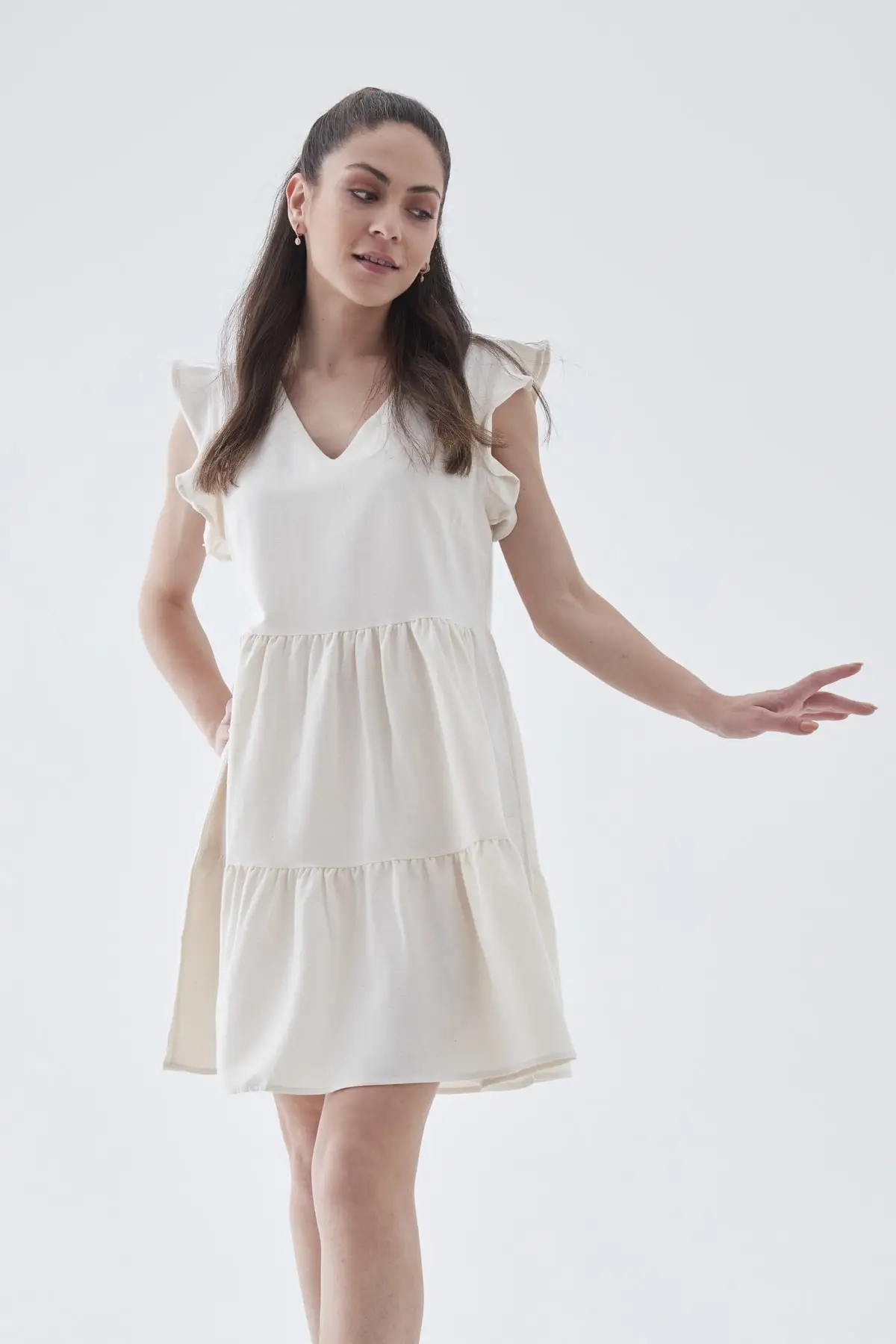 

Женское платье с рюшами и V-образным вырезом