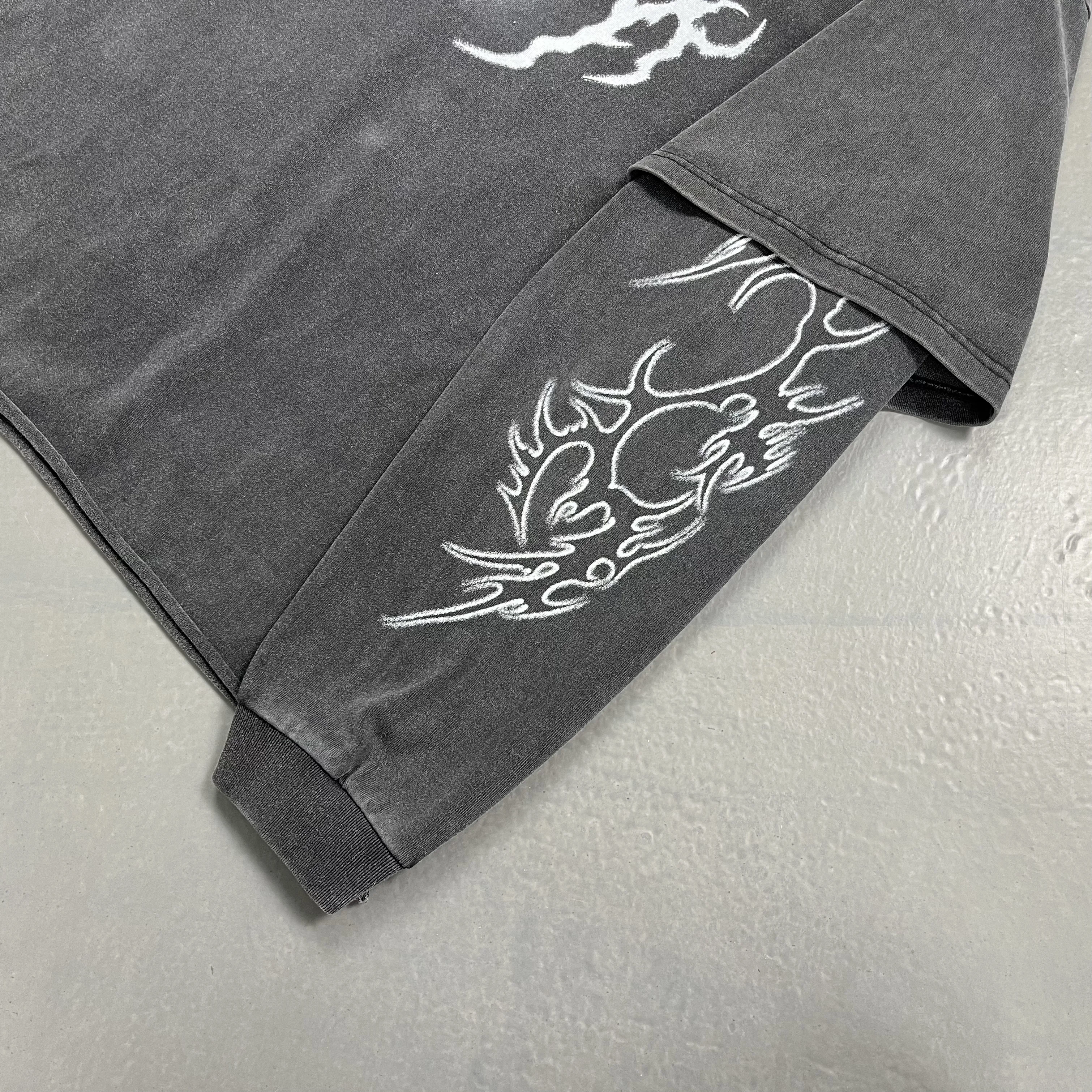 Футболка с длинными рукавами и кружевным принтом