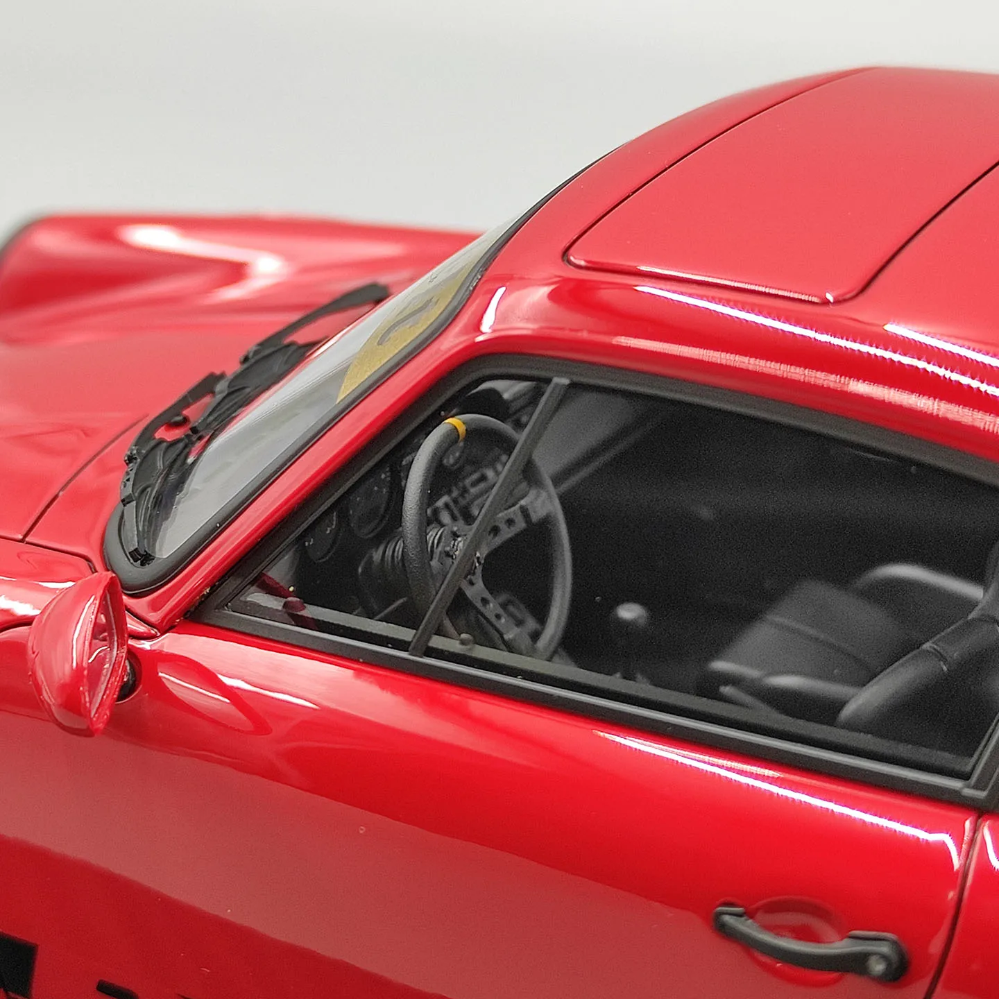 Фото Масштабная модель IR 1:18 из смолы, красный Porsche RWB 964, игрушечный спортивный автомобиль, классика, ностальгия, подарок для взрослых, сувенир, статичная модель для демонстрации. №5