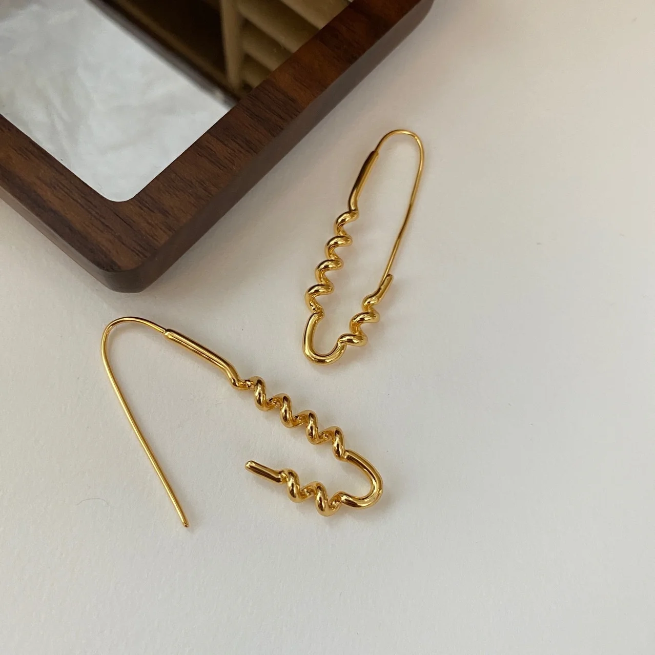 

Fashion G New 2024 Cool and Individually Twisted Spiral Pins, Small Audience Earrings, Female C7-4