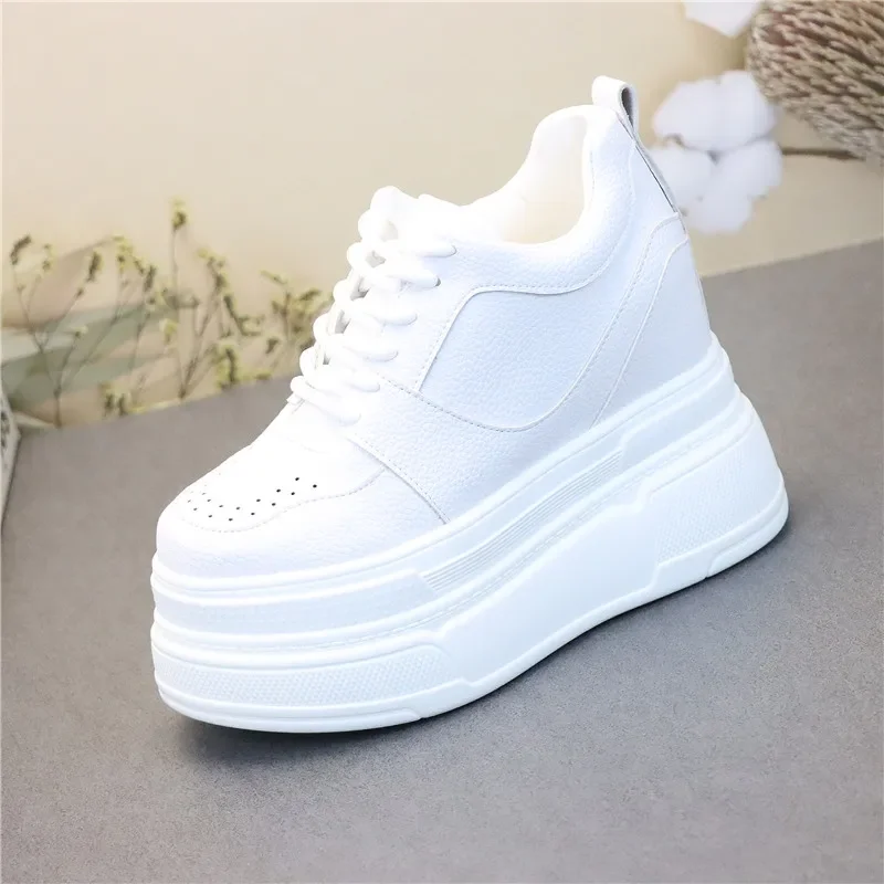 Женская Вулканизированная обувь на танкетке 12 см черно-белая платформе с