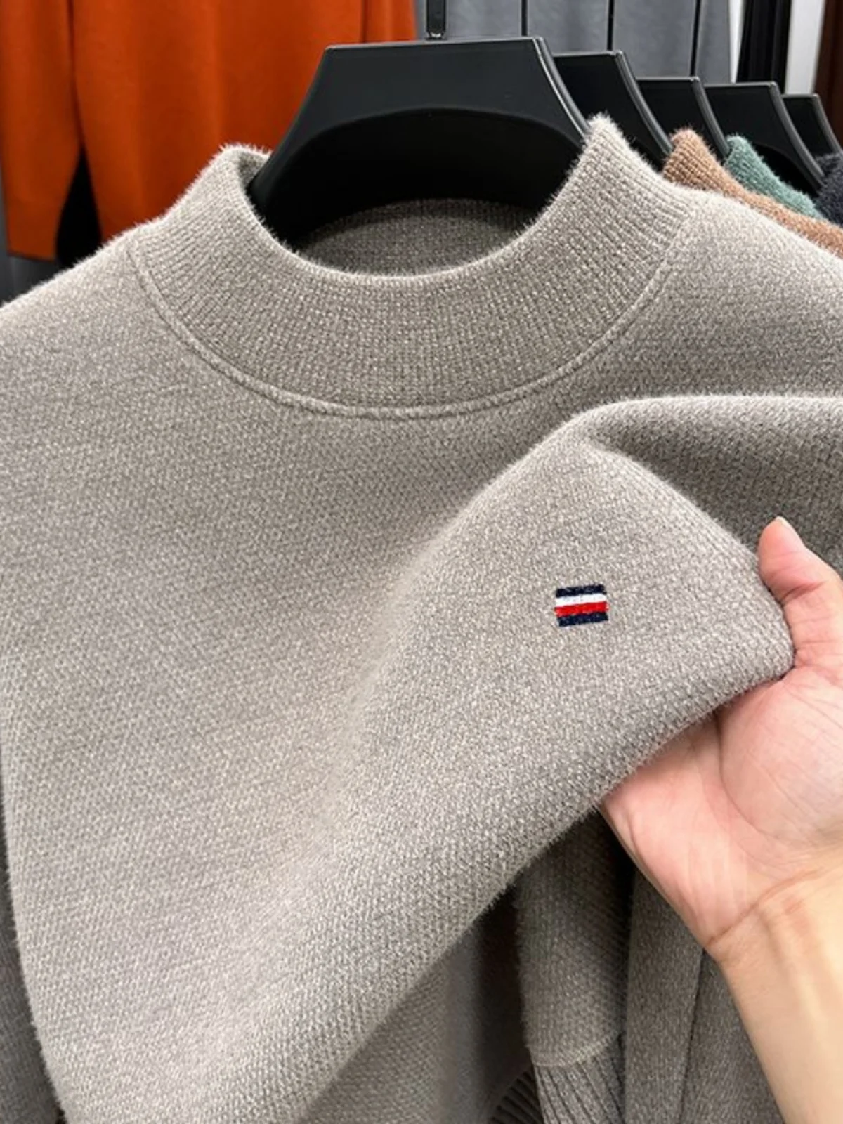 Утолщенный мужской свитер из синели с высоким воротником и флисовой подкладкой