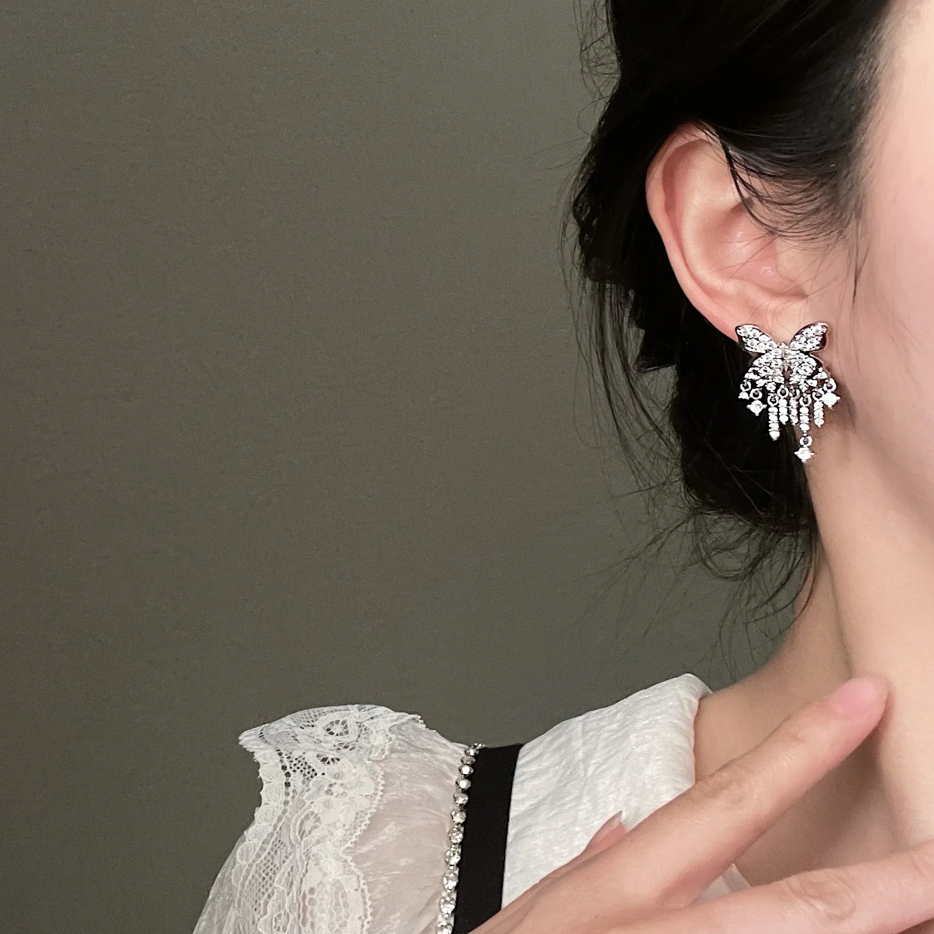 

Модные прозрачные серьги-бабочки серебряного цвета для женщин, необычные серьги-цепочки с кисточками, праздничные подарки, новинка 2023