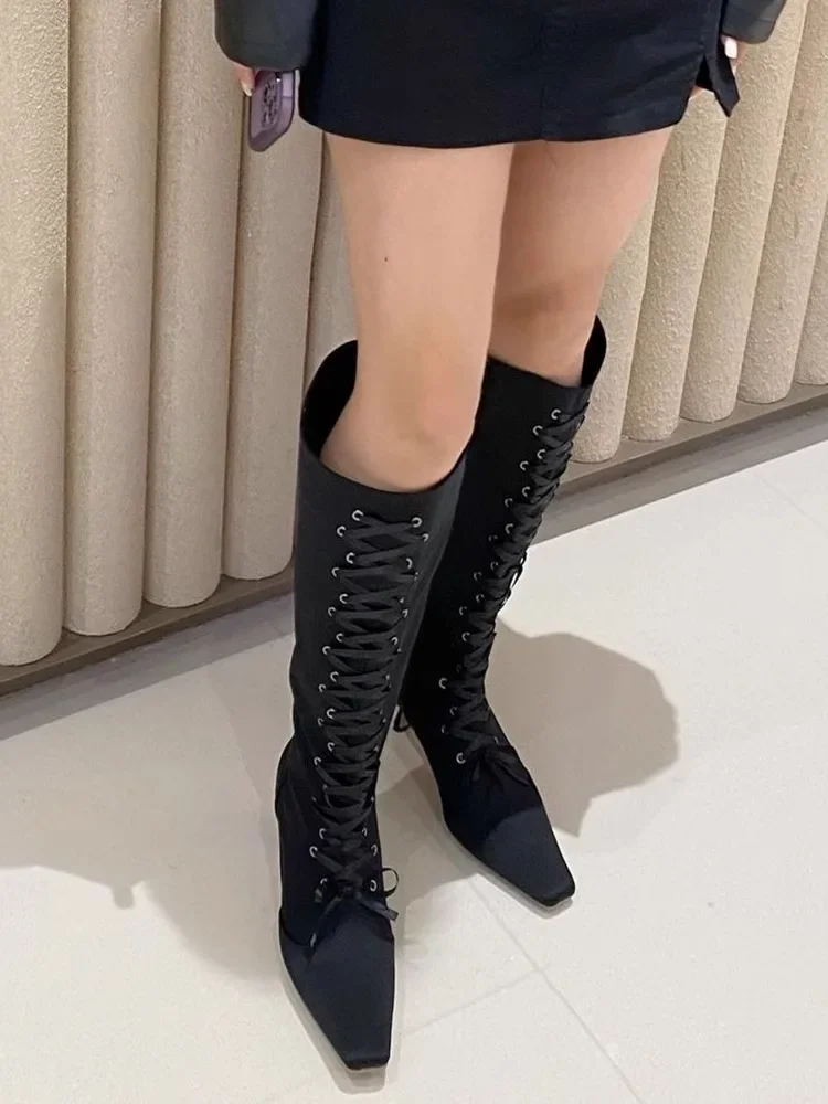 Сапоги до колена на низком каблуке с квадратным носком и ремешками мягкие