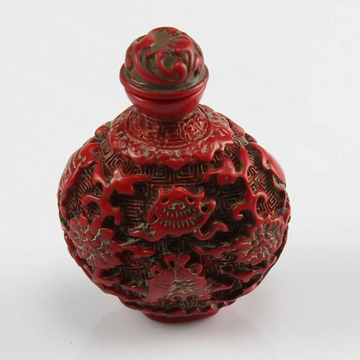 

OLD DECORATED COLLECTIBLES HANDWORK CORAL CARVED FLOWER FISH LUCKY SNUFF BOTTLE