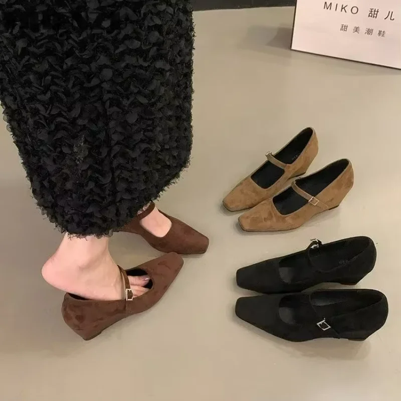 Туфли женские на плоской подошве с квадратным носком и неглубоким низком каблуке