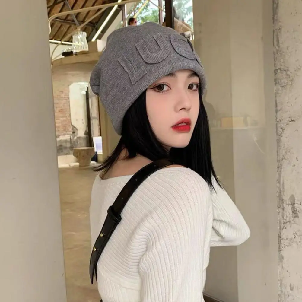 

Шапка-бини женская зимняя, мягкая однотонная утепленная шапка с надписью, с защитой от ветра и растяжения