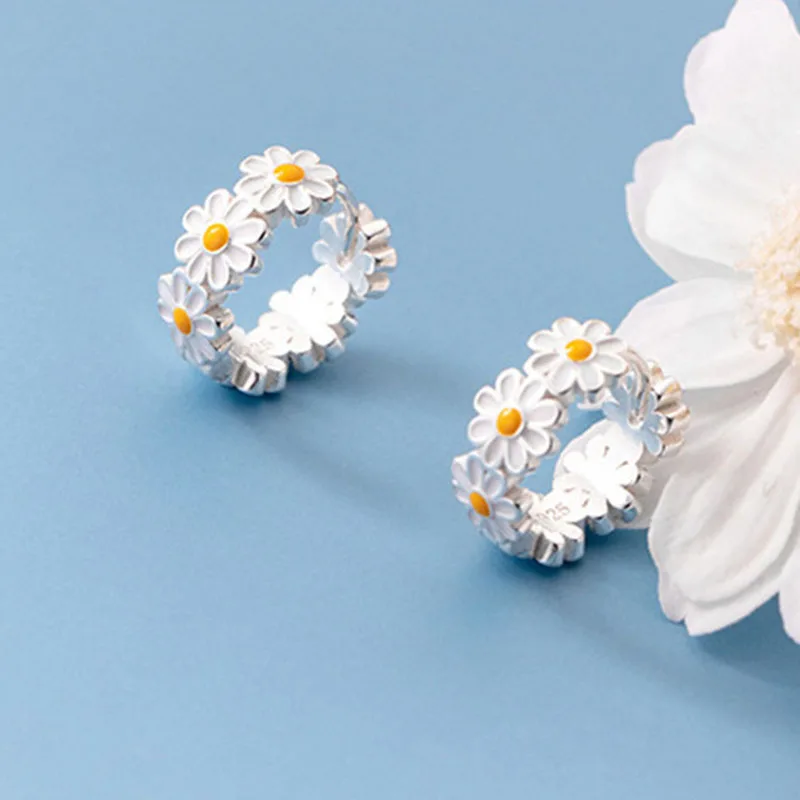 

Small fresh ins style small daisy earrings female white dropper flower earrings simple temperament daisy earrings