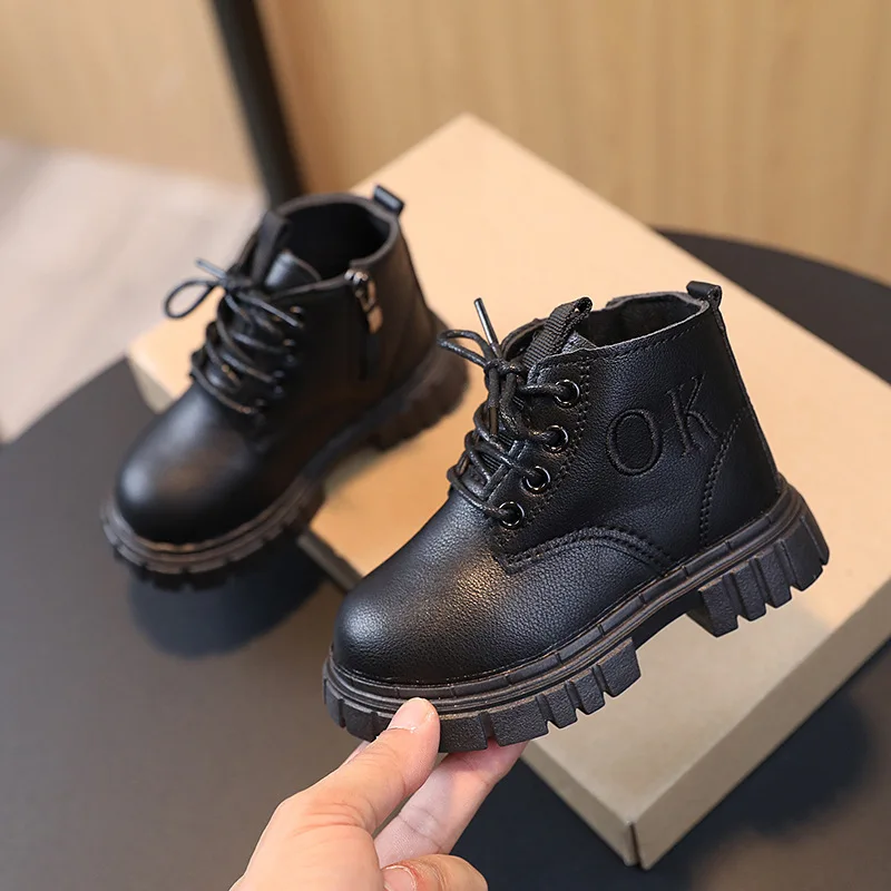 

Новинка 2023, детские кожаные ботинки для мальчиков и девочек, модные низкие ботинки с OK-образным рисунком, нескользящая удобная обувь для студентов
