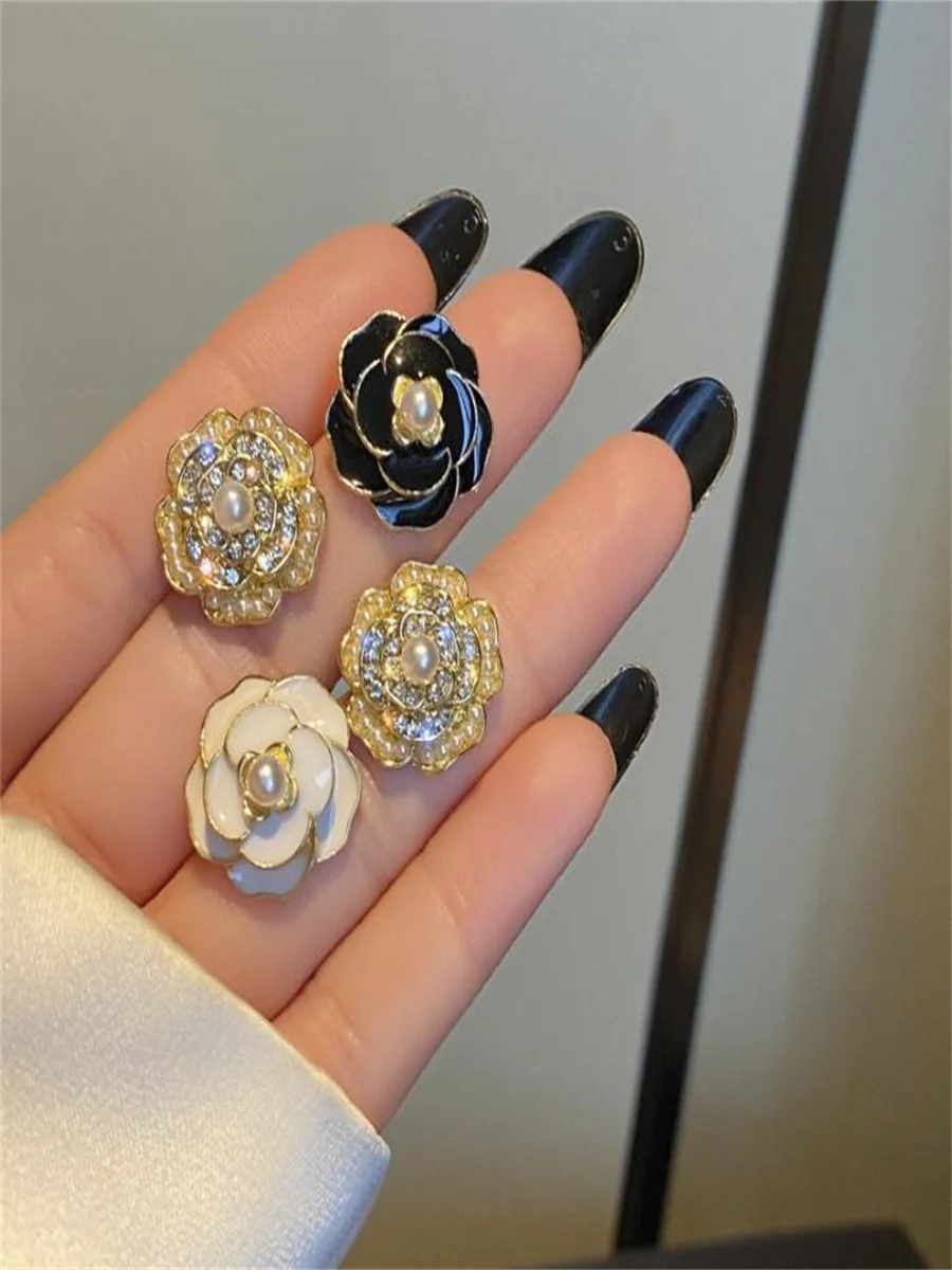 

Asymmetric camellia earrings, vintage earrings with high-quality temperament.