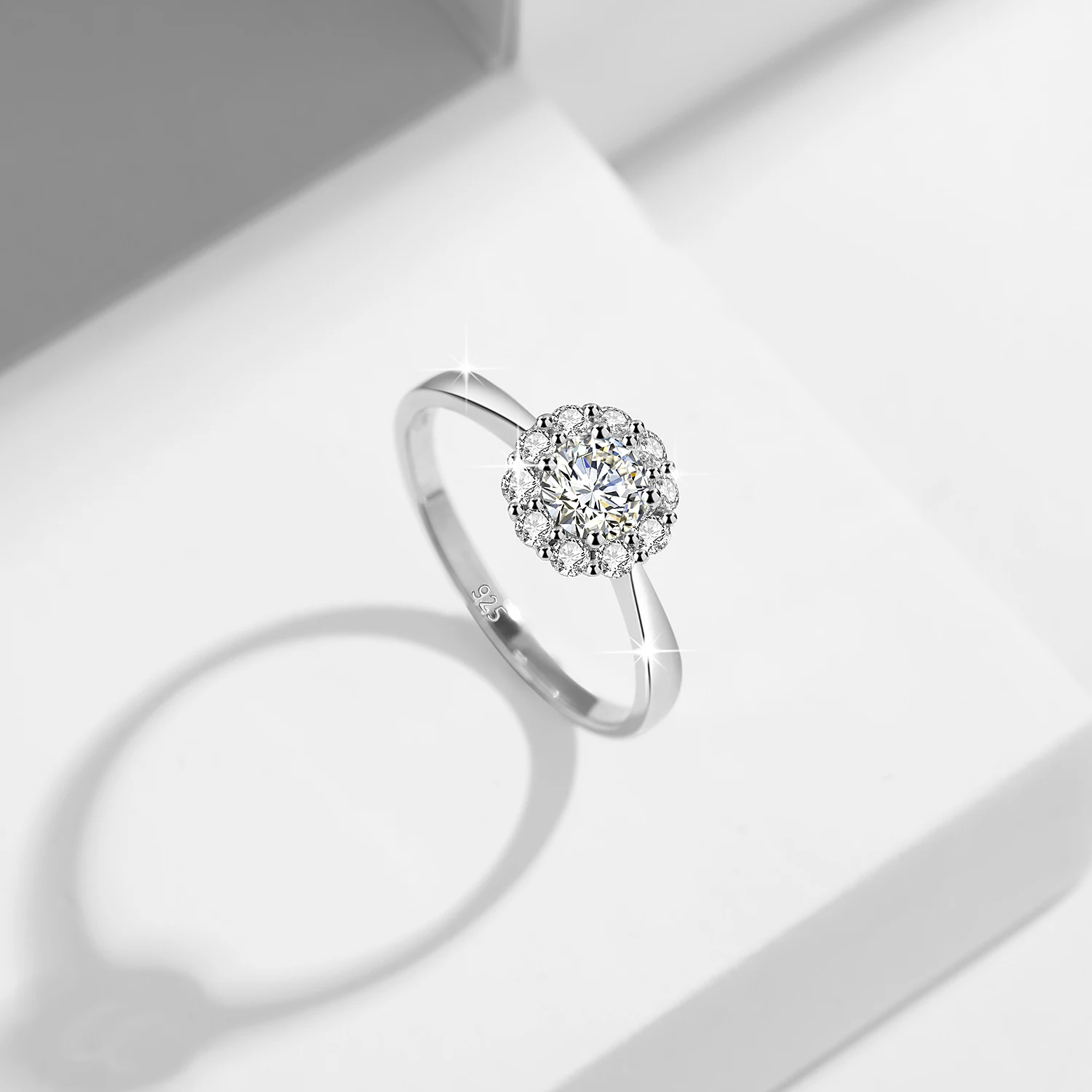 Luxury 0.5ct Flower Moissanite Ring 100% 925 Sterling Silver Woman Rings White Gold Plated Party Trend Fine Jewelry Gift Female