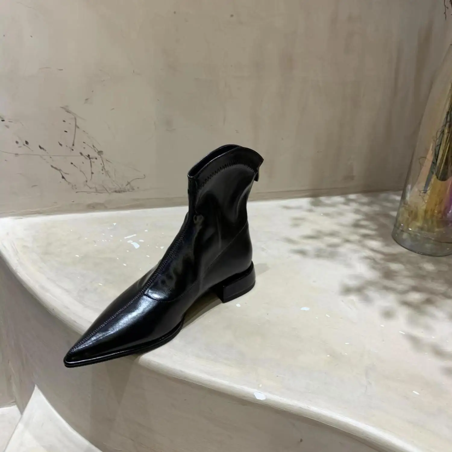 Женские ботинки челси на низком каблуке с острым носком