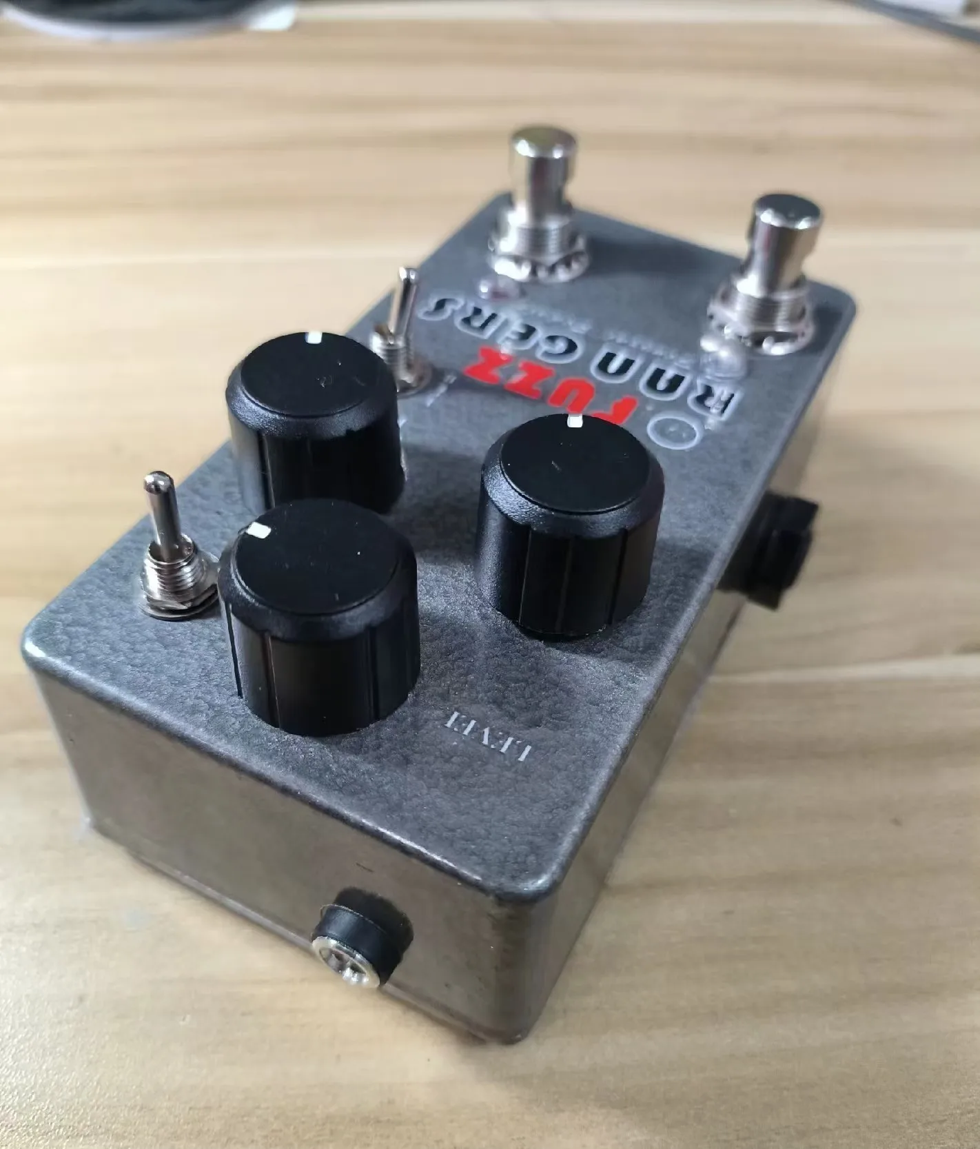 Педаль для гитары LILT Fuzz range лица ручной работы