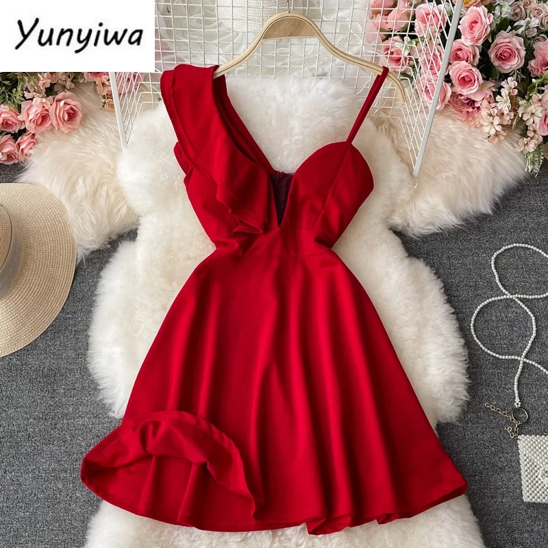 Женское мини-платье с открытой спиной