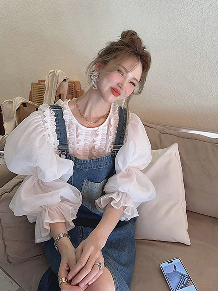 Paired with a set of age reducing Korean drama female lead, Xiao Xiangfeng, white bubble sleeved shirt, denim strap dress set,