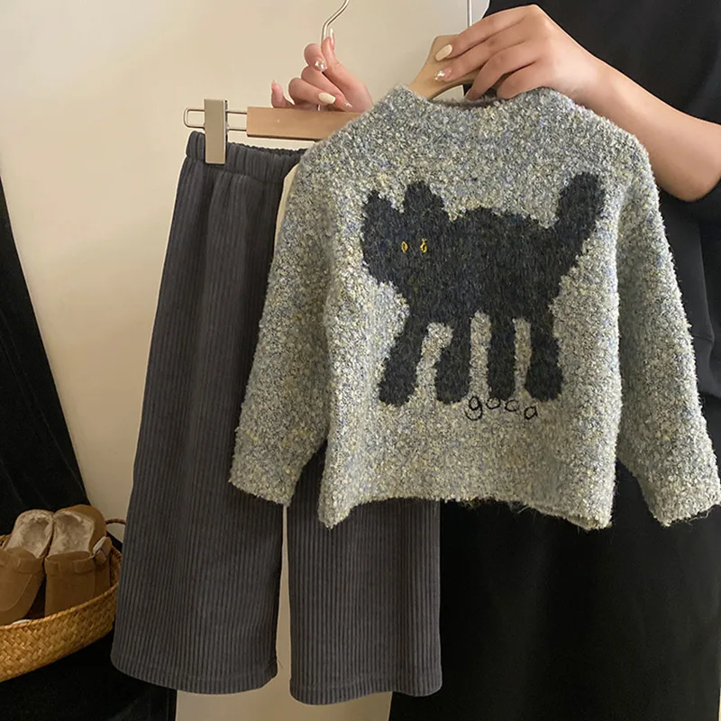 

Осенне-зимний вязаный свитер для девочек с котом