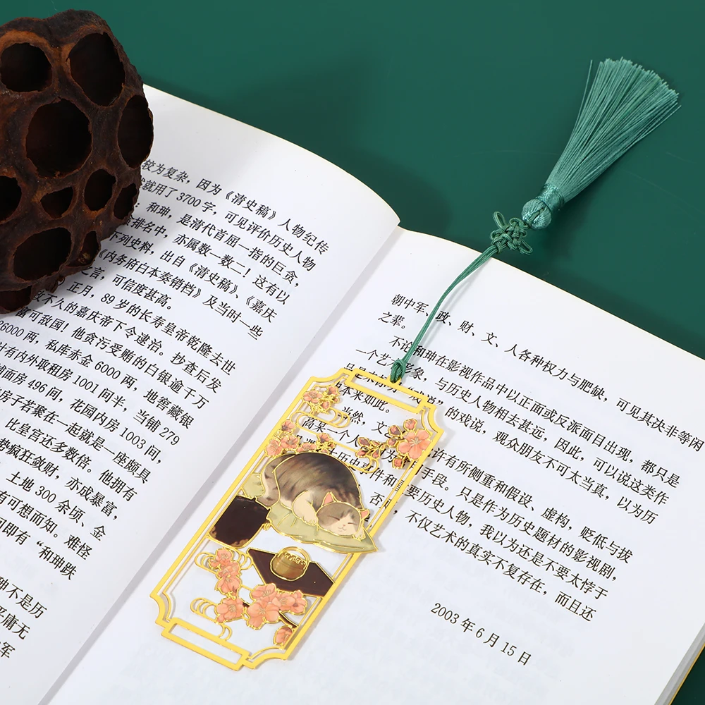 

Металлическая закладка с котом